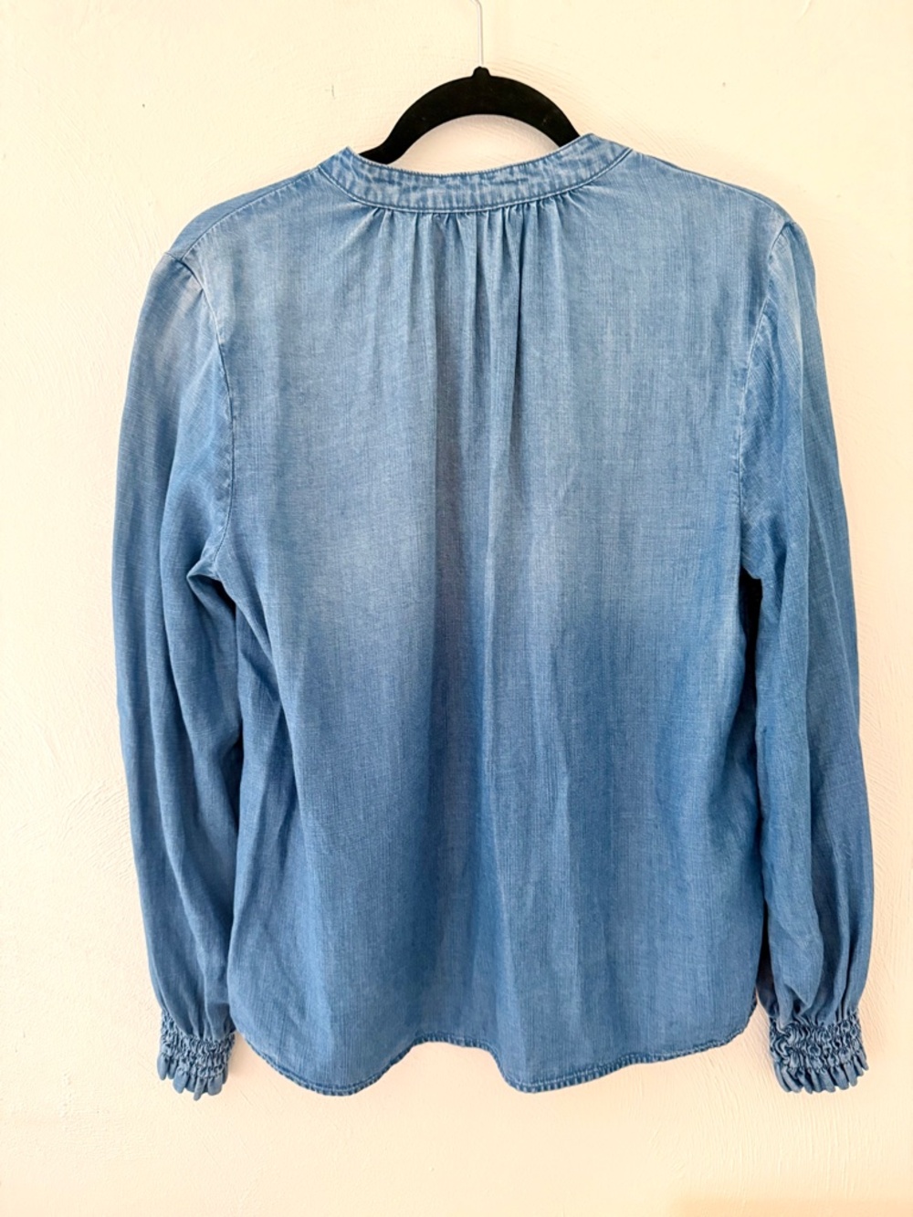 💙 Cloth & Stone Chambray Henley Blouse (Anthropologie) Tencel / Lyocell feel 💙 - Picture 3 of 3